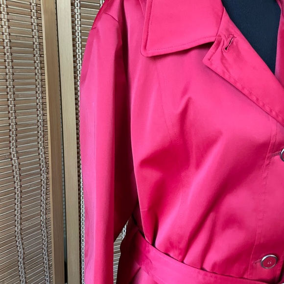 Ladies' red belted lined raincoat/trenchcoat, size L - Picture 3 of 16